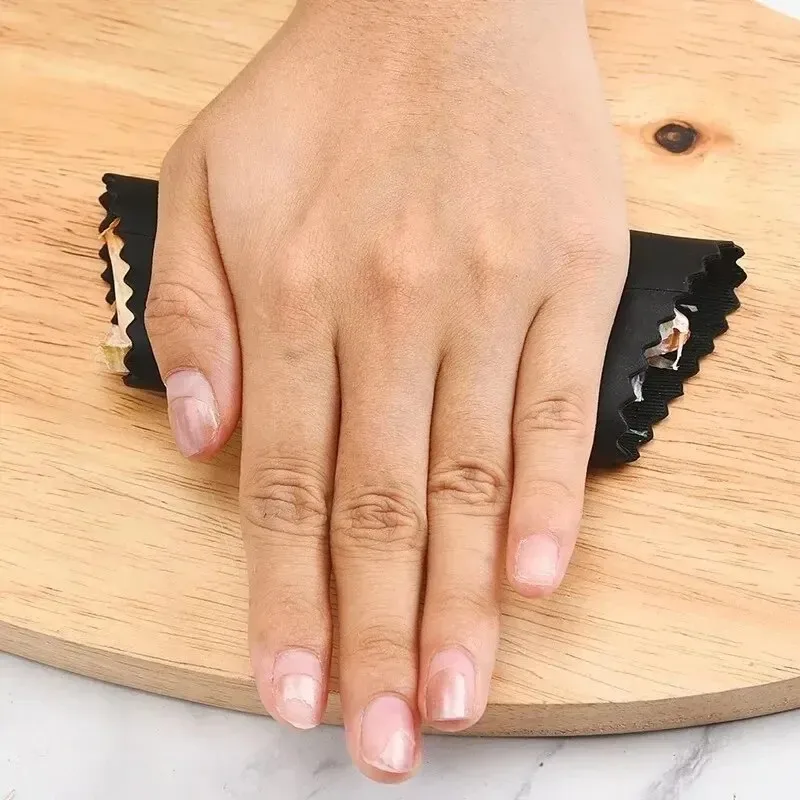 Tubo spelafili per aglio Peeli - Kitchen Gadgets That Are Useful recensione e prezzo